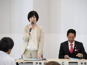 挨拶をする教育長