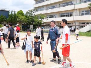 プレイ中参加者と触れ合う市長