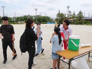 プレイ中参加者と触れ合う市長