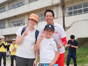 参加者と記念撮影をする市長