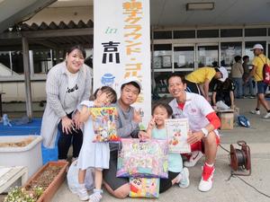 参加者と記念撮影をする市長