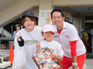 参加者と記念撮影をする市長
