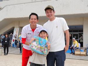 参加者と記念撮影をする市長