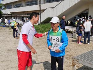スポーツ推進委員の方と談笑する市長