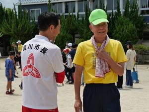 スポーツ推進委員の方と談笑する市長