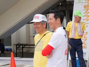 スポーツ推進委員の方と談笑する市長