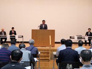 壇上で挨拶する農事組合長