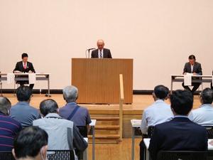 壇上で挨拶をする農業委員会会長