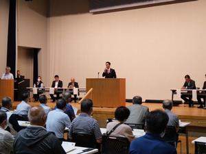 壇上で挨拶をする市長