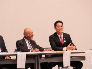 農業委員会会長と談笑する市長