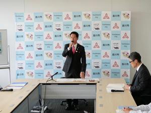 記者会見の冒頭で挨拶をする市長