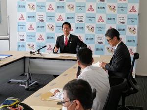 記者からの質問を聞く市長