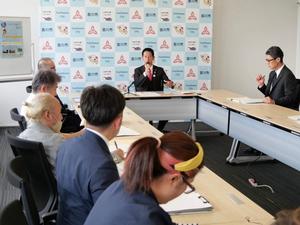 記者の質問に答える市長