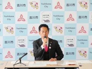 記者に説明する市長