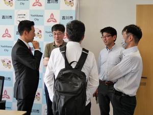 記者会見後に記者の皆さんと立ち話をする市長