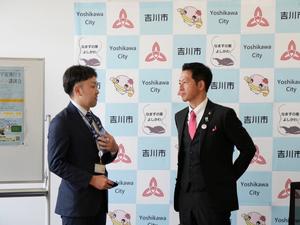 記者会見後に記者の方と立ち話する市長