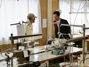 会長と談笑する市長