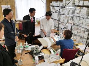 作業所を視察する市長