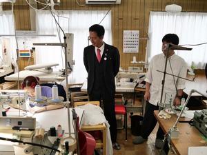 作業所を視察する市長