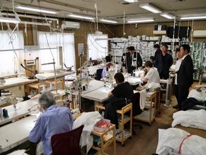 作業所を視察する市長