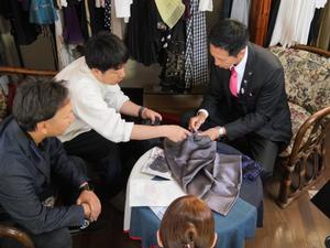 製品のサンプルを手に説明を受ける市長