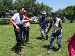 市民農園管理組合の方々と談笑する市長