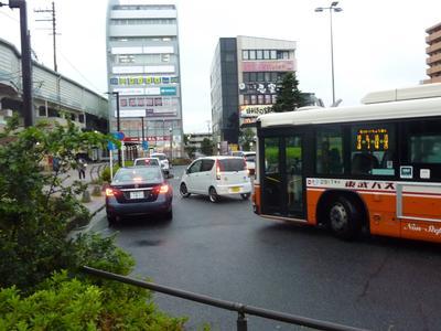 駅前広場内で車両が滞留している様子