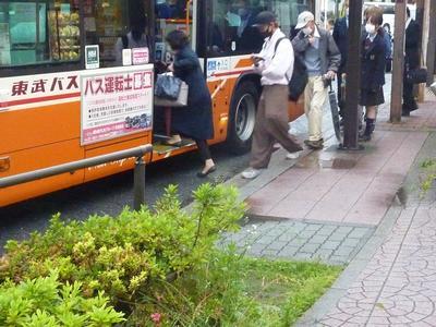 バスに乗り込む様子
