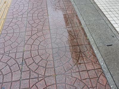 歩道に発生している水たまり