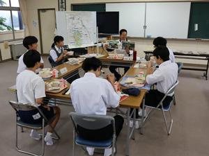 写真の手に説明する市長