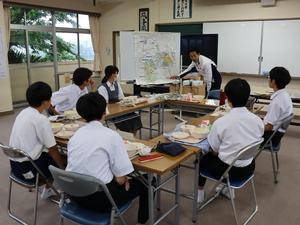 市域図を指して説明する市長