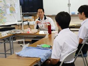 意見を言った生徒さんに説明する市長