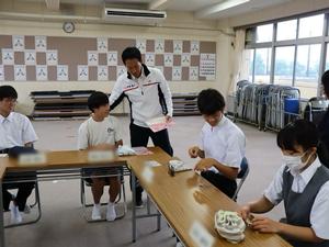 生徒さんにクリアファイルを配る市長