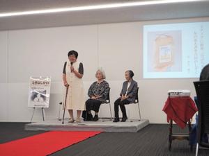 受賞者が壇上で挨拶をする様子