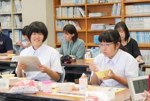 笑顔で意見を伝える生徒さん