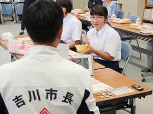 笑顔で意見を伝える生徒さん