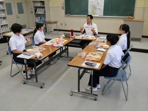 生徒さんたちに説明する市長