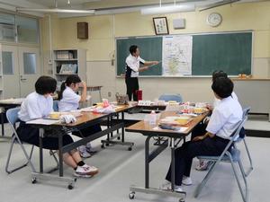 生徒さんたちに説明をする市長