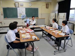 生徒さんたちに説明をする市長