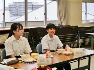笑顔で意見を伝える生徒さん