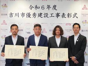 受賞者3名と市長とで記念撮影