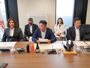 受賞者と市長が懇談する様子