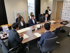 受賞者と市長が懇談する様子