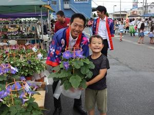 朝顔をもって子供と記念撮影をする市長