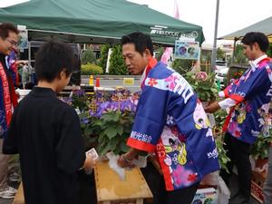 朝顔市で接客をする市長