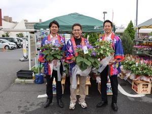 朝顔市テント前で関係者と記念撮影をする市長
