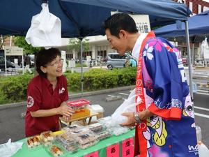 各店舗をまわる市長
