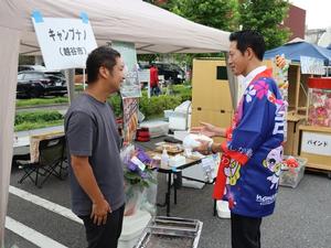 各店舗をまわる市長