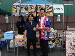 各店舗をまわる市長