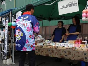 各店舗をまわる市長